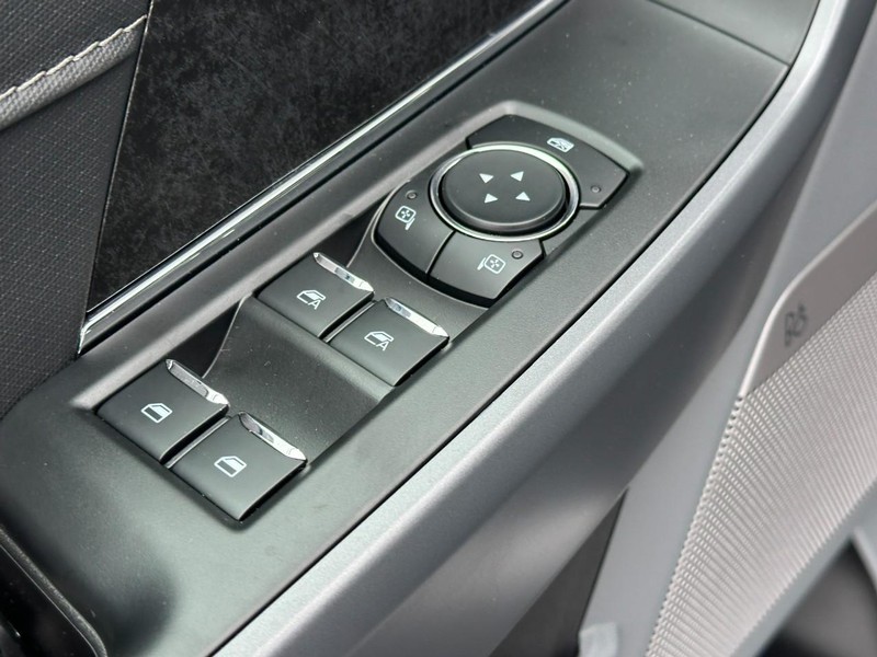 Ford F-150 Lightning Vehicle Full-screen Gallery Image 9