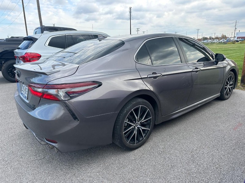 Toyota Camry Vehicle Full-screen Gallery Image 3