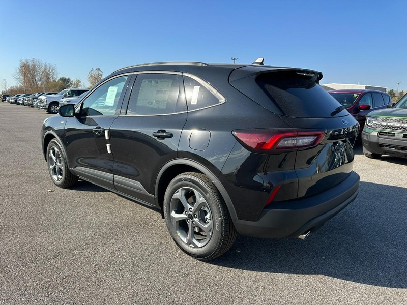 Ford Escape Vehicle Full-screen Gallery Image 3