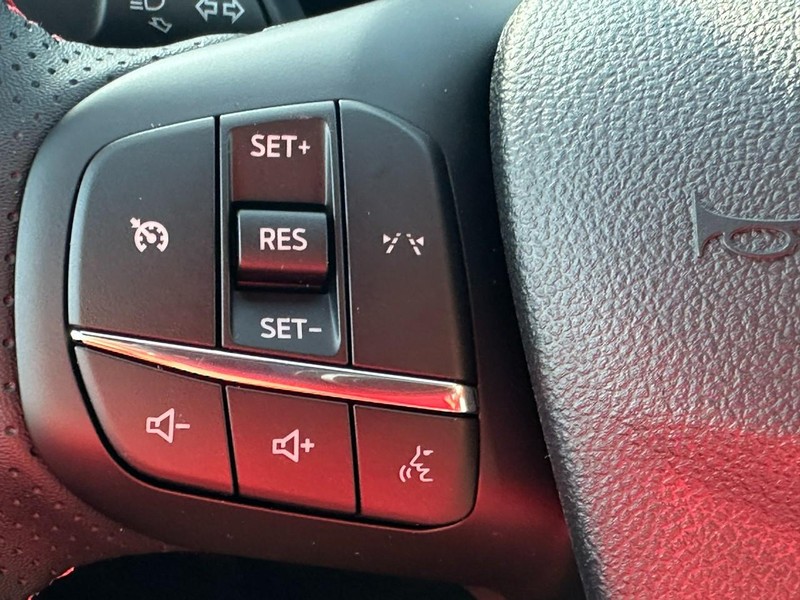 Ford Escape Vehicle Full-screen Gallery Image 10