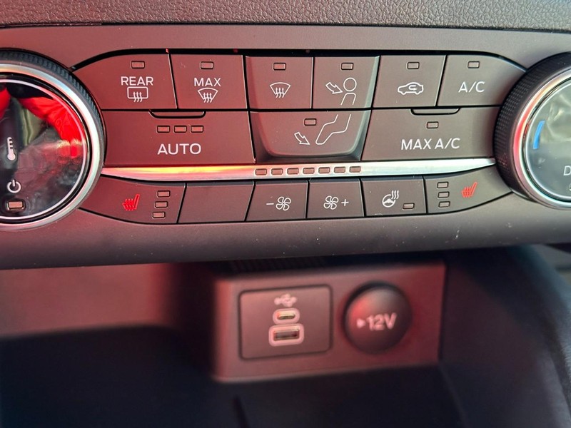 Ford Escape Vehicle Full-screen Gallery Image 12