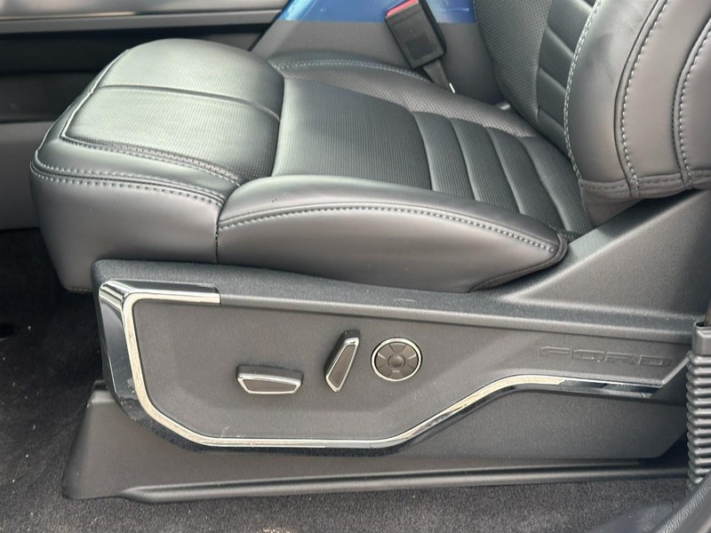 Ford F-150 Vehicle Full-screen Gallery Image 11