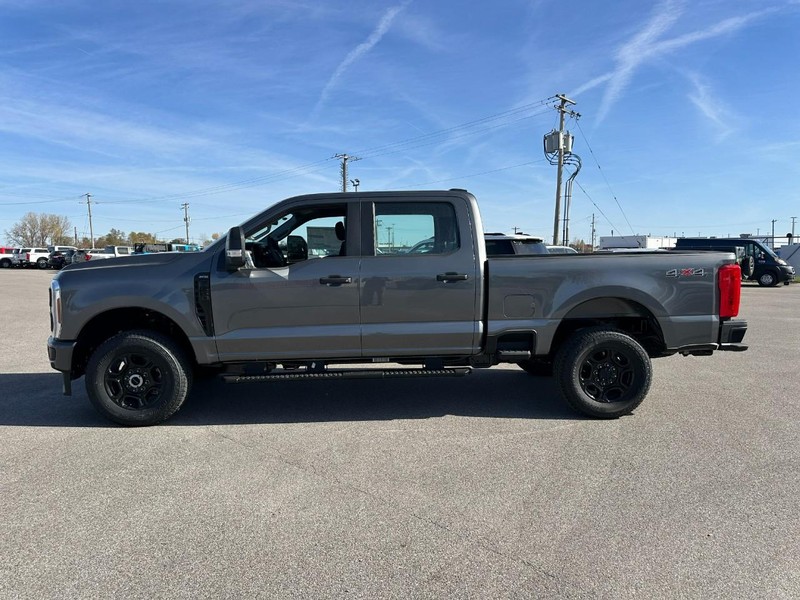 Ford Super Duty F-250 SRW Vehicle Full-screen Gallery Image 2