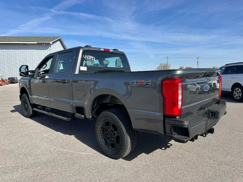 Ford Super Duty F-250 SRW Vehicle Full-screen Gallery Image 3