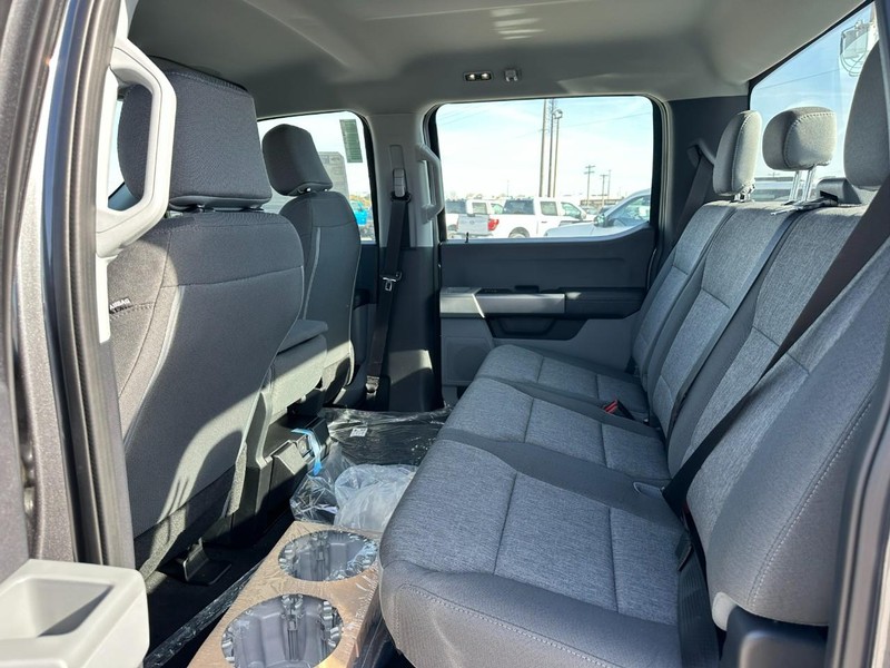 Ford Super Duty F-250 SRW Vehicle Full-screen Gallery Image 4