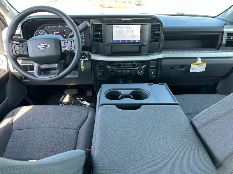 Ford Super Duty F-250 SRW Vehicle Full-screen Gallery Image 5