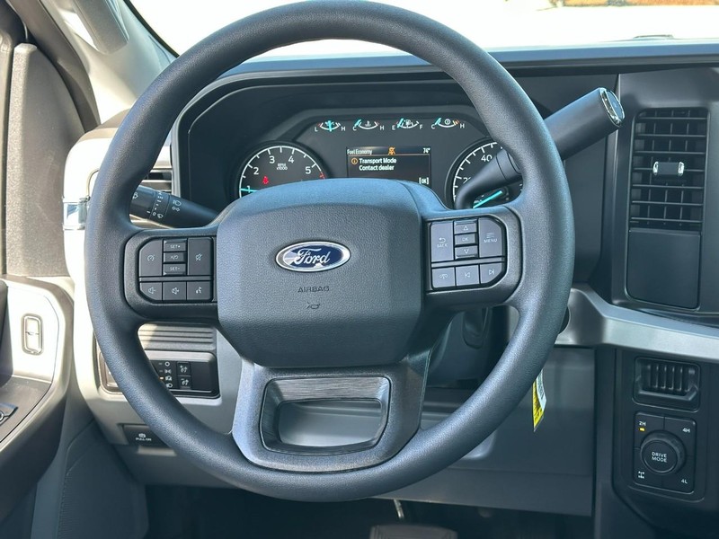 Ford Super Duty F-250 SRW Vehicle Full-screen Gallery Image 6