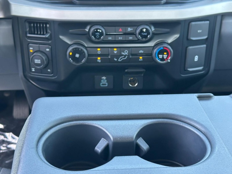 Ford Super Duty F-250 SRW Vehicle Full-screen Gallery Image 8