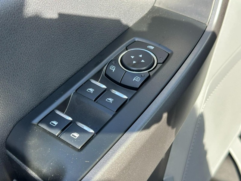 Ford Super Duty F-250 SRW Vehicle Full-screen Gallery Image 9