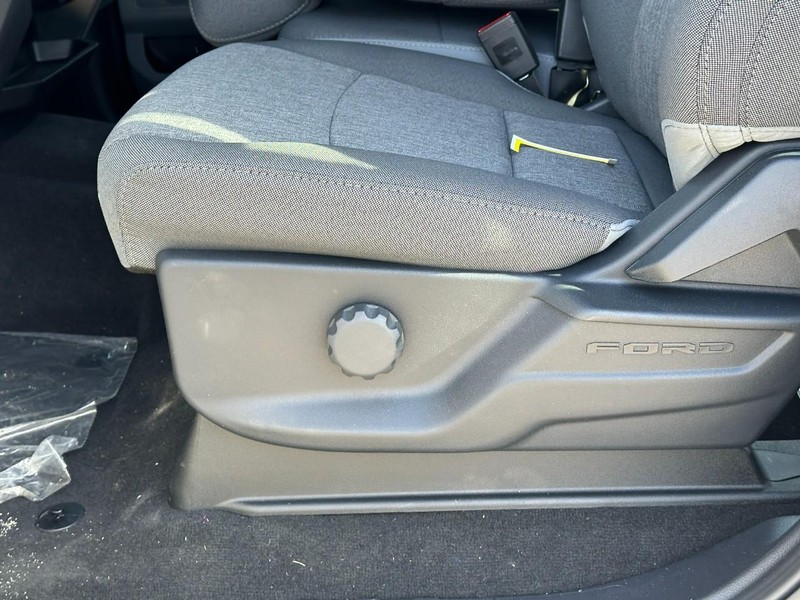 Ford Super Duty F-250 SRW Vehicle Full-screen Gallery Image 10