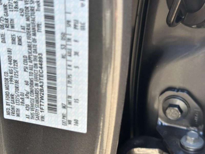 Ford Super Duty F-250 SRW Vehicle Full-screen Gallery Image 11