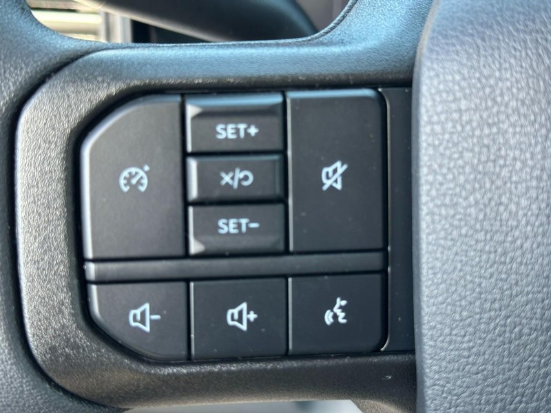 Ford Super Duty F-250 SRW Vehicle Full-screen Gallery Image 12