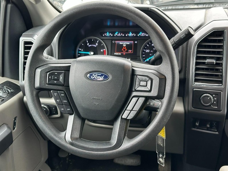 Ford Super Duty F-250 SRW Vehicle Full-screen Gallery Image 12