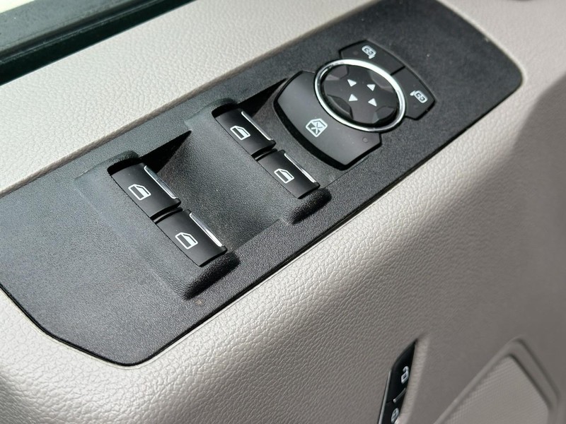 Ford Super Duty F-250 SRW Vehicle Full-screen Gallery Image 16