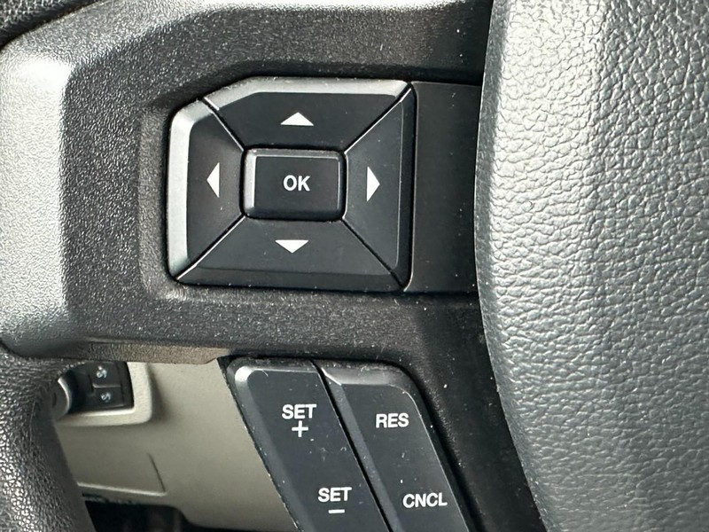 Ford Super Duty F-250 SRW Vehicle Full-screen Gallery Image 17