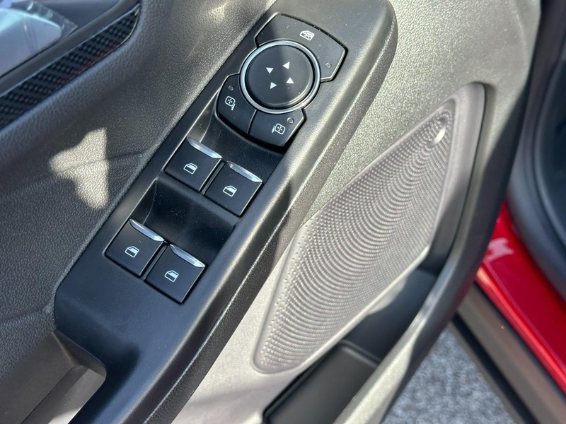 Ford Escape Vehicle Full-screen Gallery Image 10