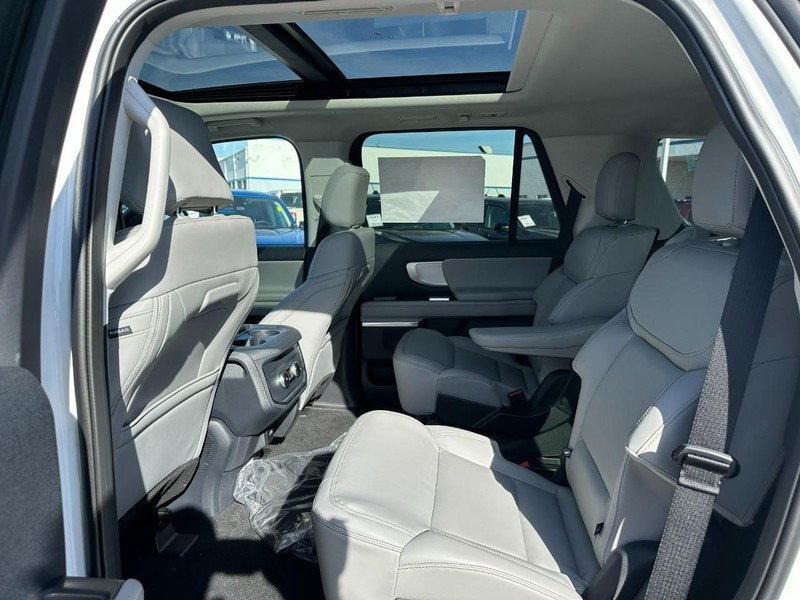 Ford Expedition Vehicle Full-screen Gallery Image 4
