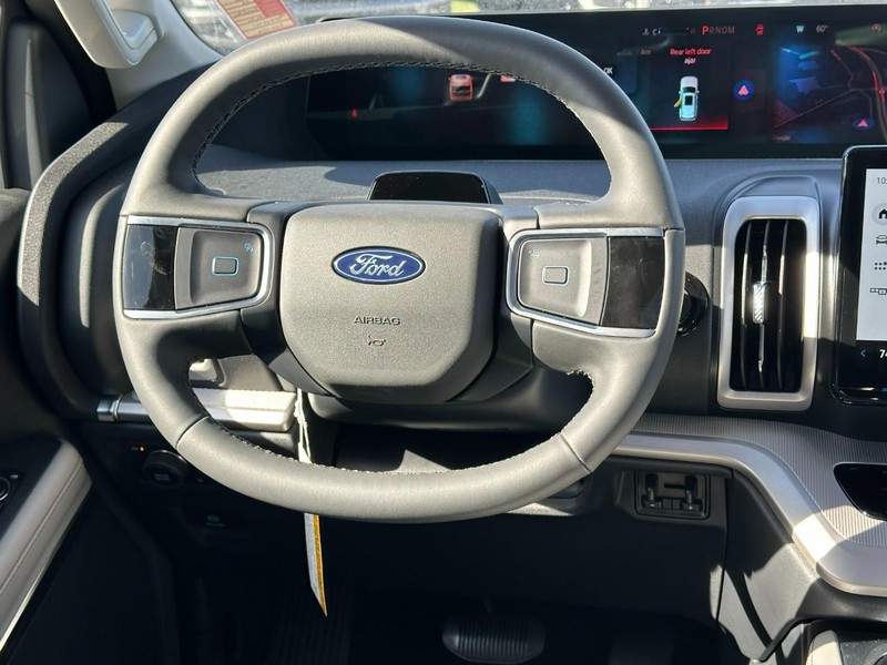 Ford Expedition Vehicle Full-screen Gallery Image 9