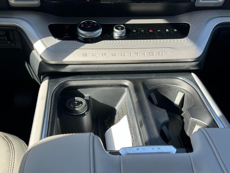 Ford Expedition Vehicle Full-screen Gallery Image 11