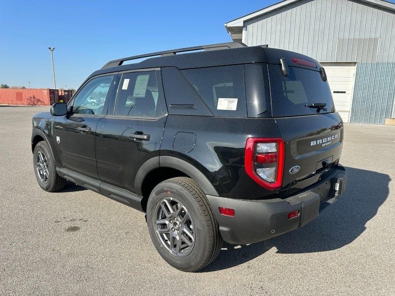 Ford Bronco Sport Vehicle Full-screen Gallery Image 3