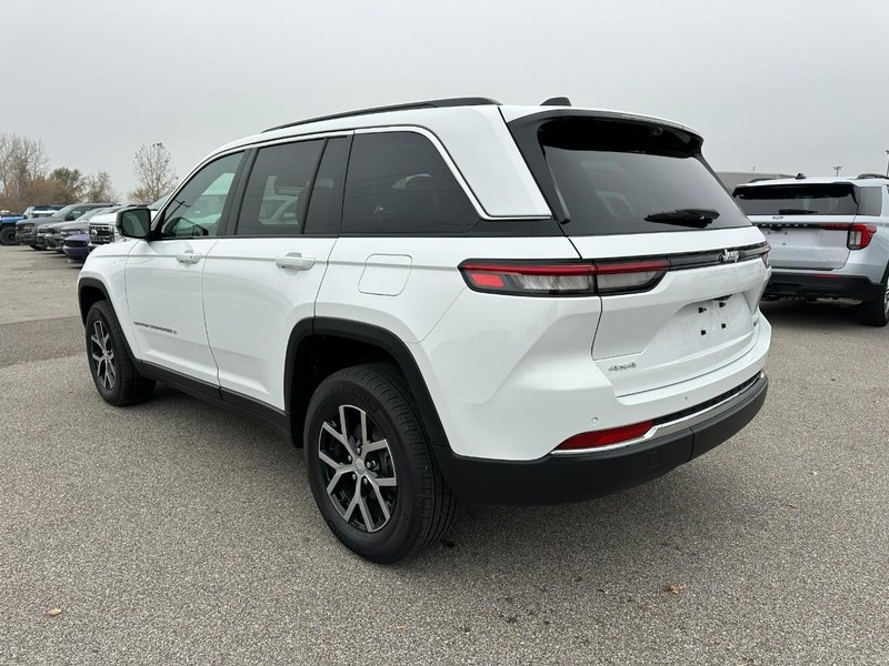 Jeep Grand Cherokee Vehicle Full-screen Gallery Image 3