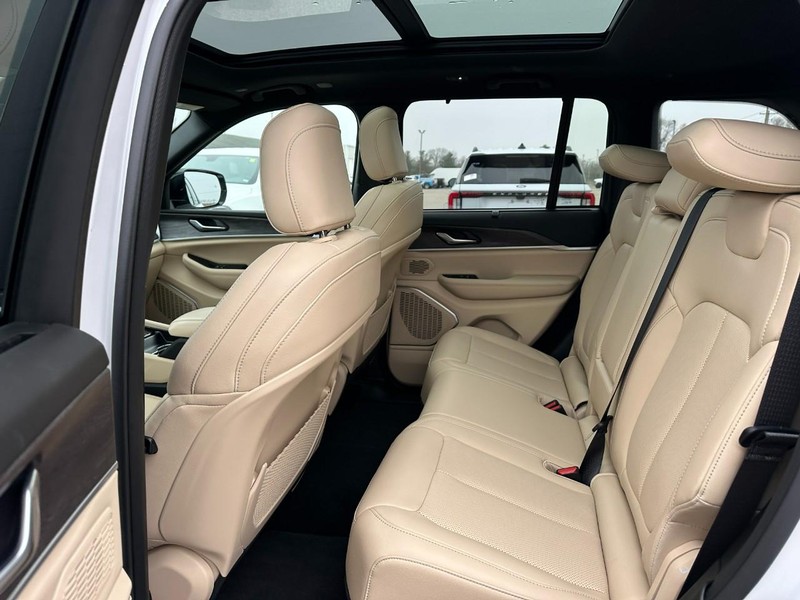 Jeep Grand Cherokee Vehicle Full-screen Gallery Image 10