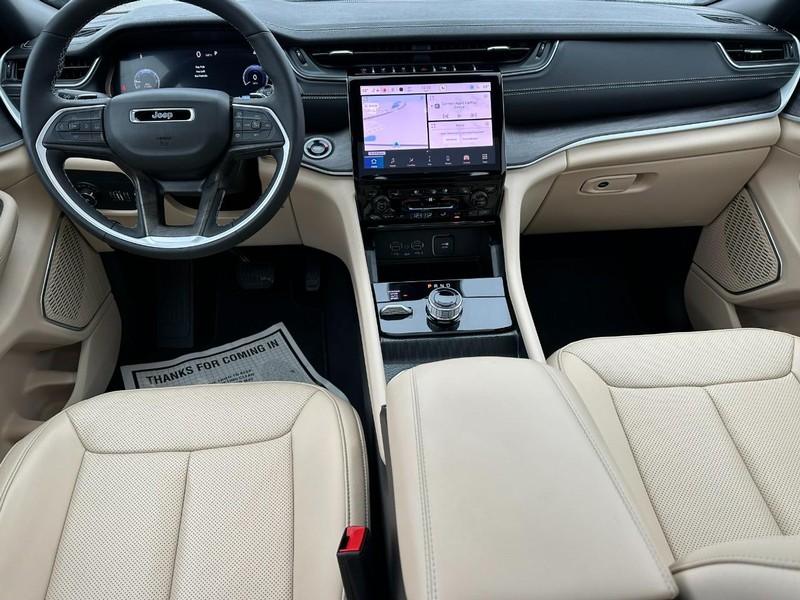 Jeep Grand Cherokee Vehicle Full-screen Gallery Image 12