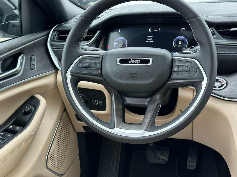 Jeep Grand Cherokee Vehicle Full-screen Gallery Image 13