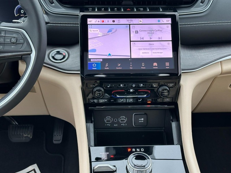 Jeep Grand Cherokee Vehicle Full-screen Gallery Image 14