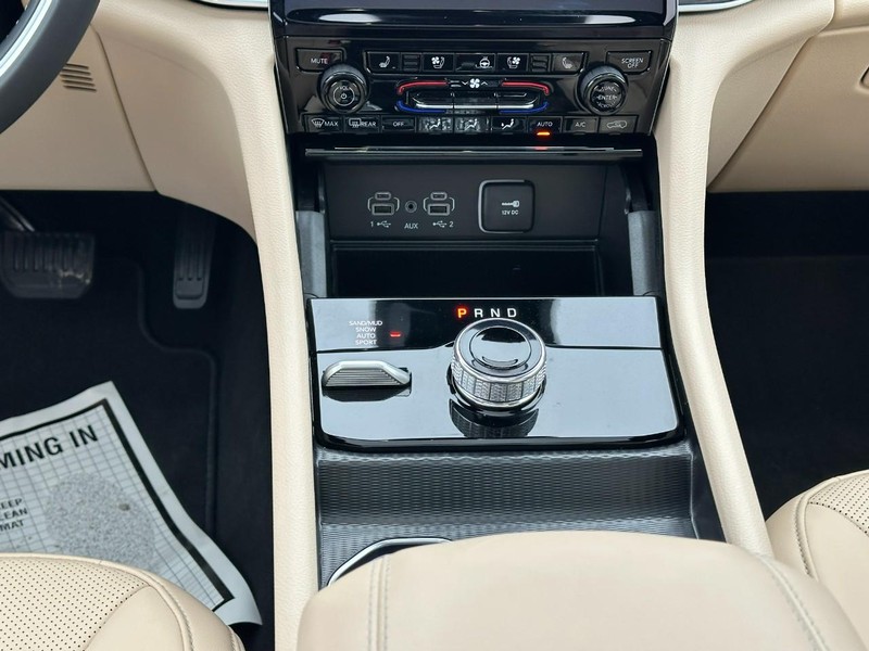 Jeep Grand Cherokee Vehicle Full-screen Gallery Image 15