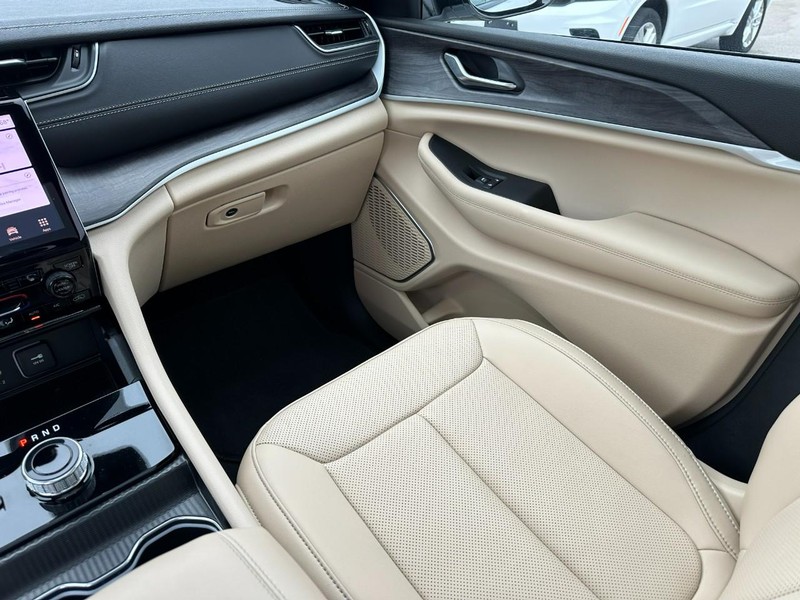 Jeep Grand Cherokee Vehicle Full-screen Gallery Image 16