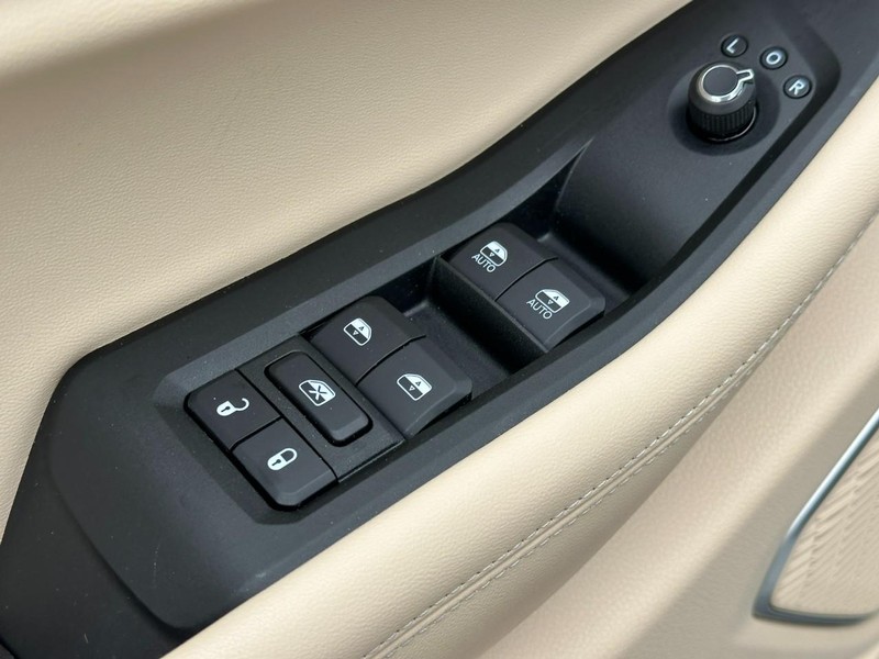 Jeep Grand Cherokee Vehicle Full-screen Gallery Image 17