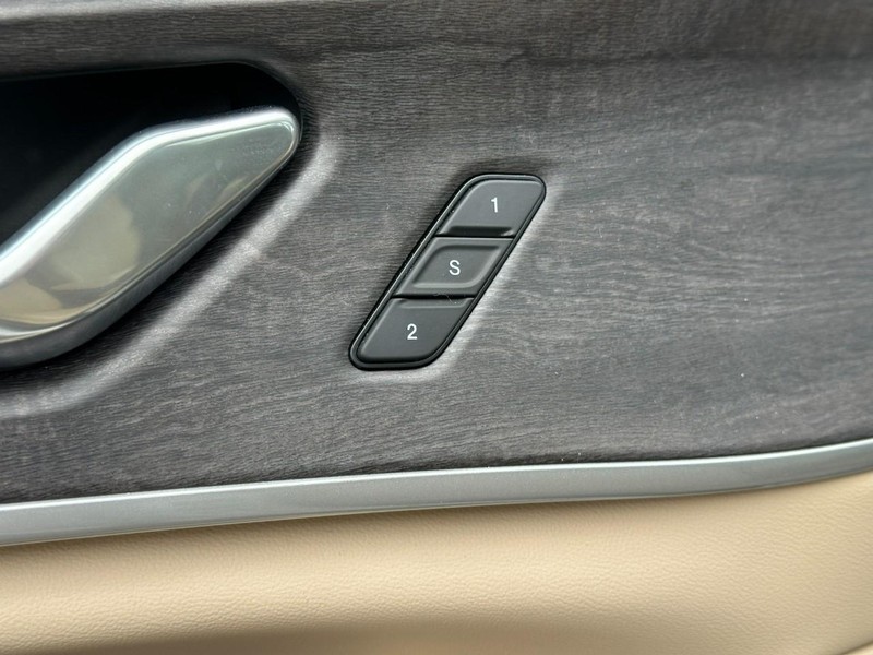 Jeep Grand Cherokee Vehicle Full-screen Gallery Image 18