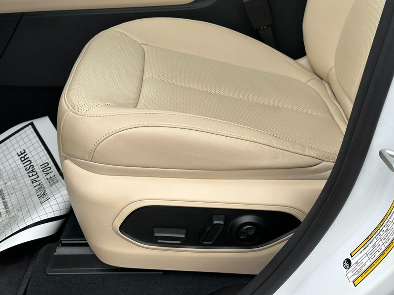 Jeep Grand Cherokee Vehicle Full-screen Gallery Image 19