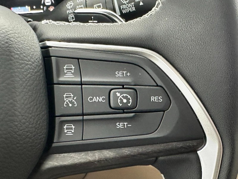 Jeep Grand Cherokee Vehicle Full-screen Gallery Image 21