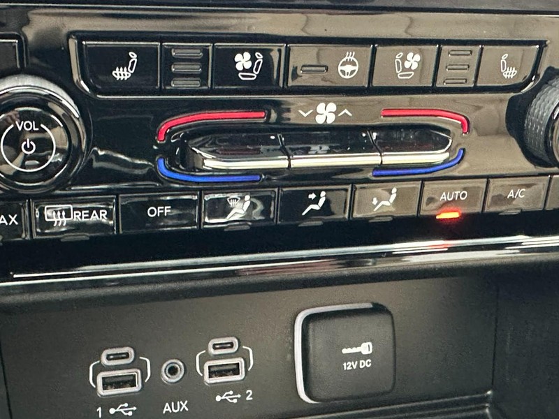 Jeep Grand Cherokee Vehicle Full-screen Gallery Image 23