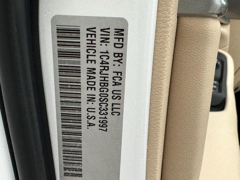 Jeep Grand Cherokee Vehicle Full-screen Gallery Image 25