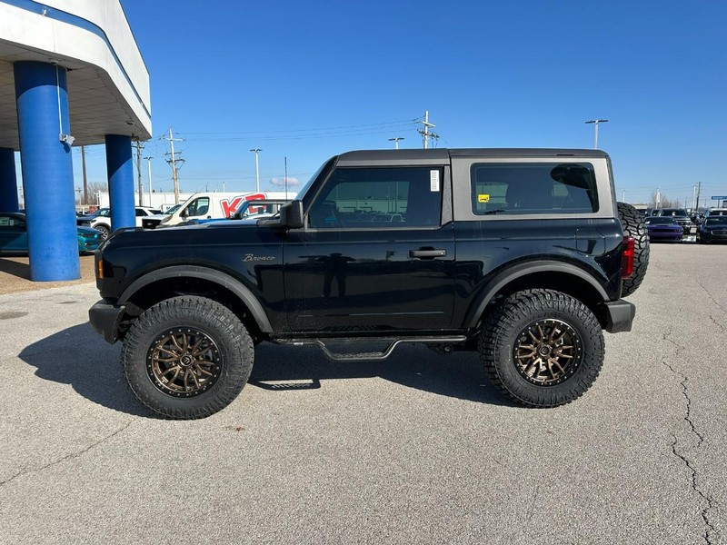 Ford Bronco Vehicle Full-screen Gallery Image 2
