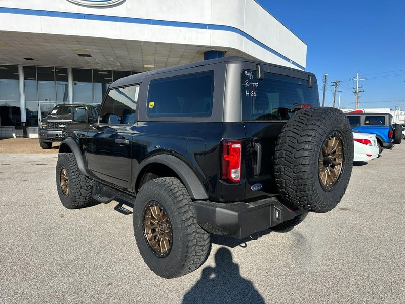 Ford Bronco Vehicle Full-screen Gallery Image 3