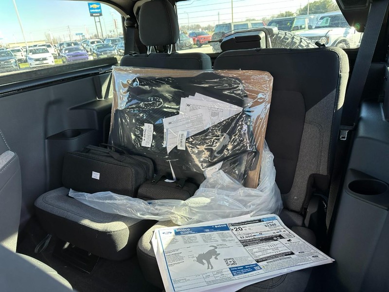 Ford Bronco Vehicle Full-screen Gallery Image 5