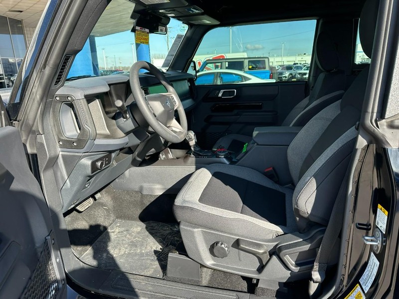 Ford Bronco Vehicle Full-screen Gallery Image 6