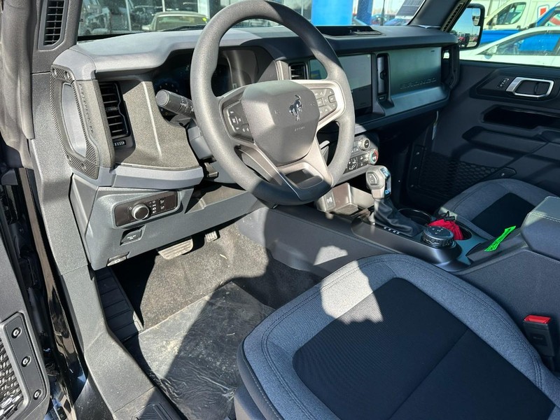 Ford Bronco Vehicle Full-screen Gallery Image 7