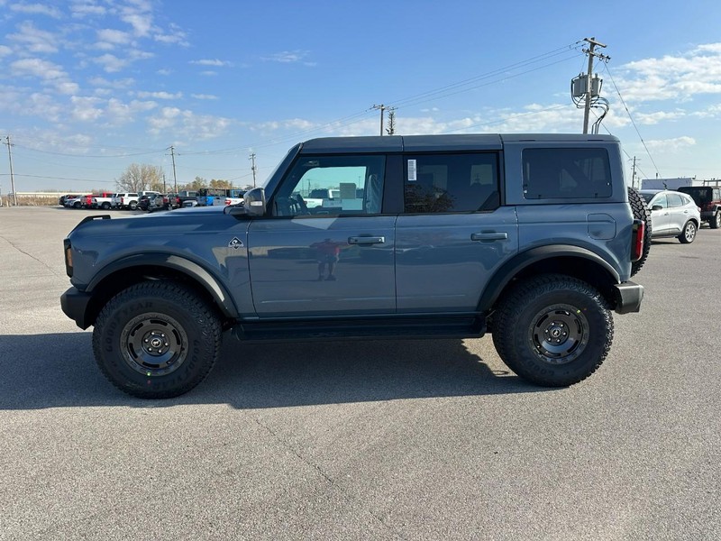 Ford Bronco Vehicle Full-screen Gallery Image 2