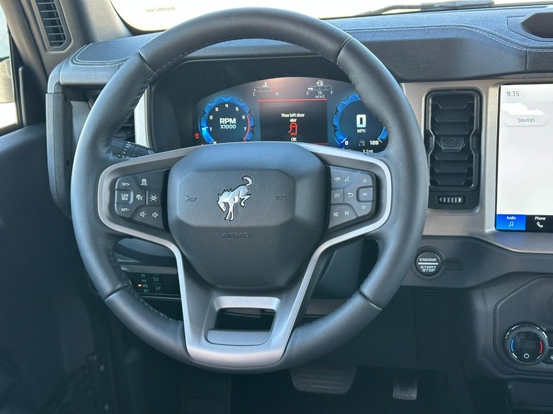 Ford Bronco Vehicle Full-screen Gallery Image 6