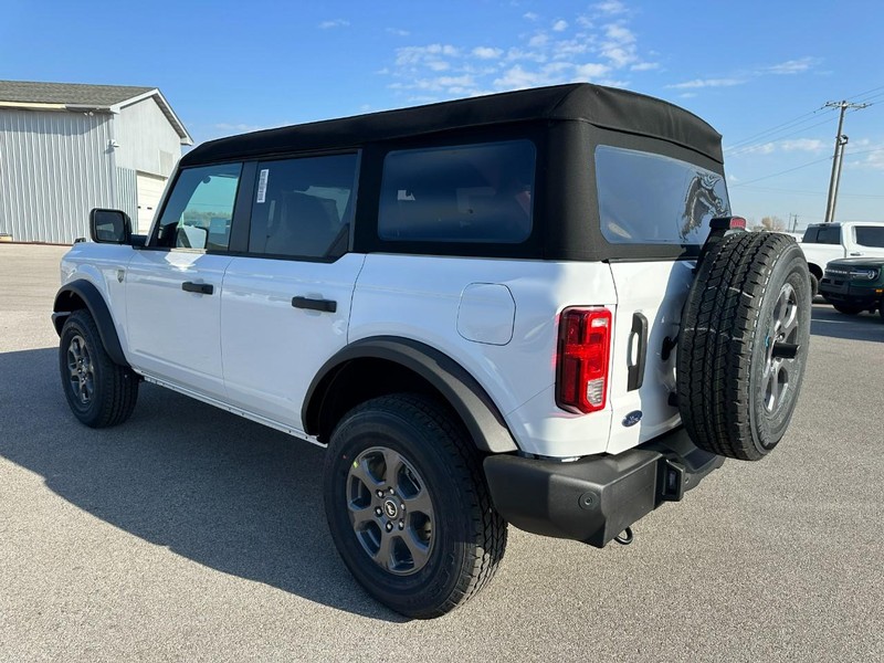Ford Bronco Vehicle Full-screen Gallery Image 3