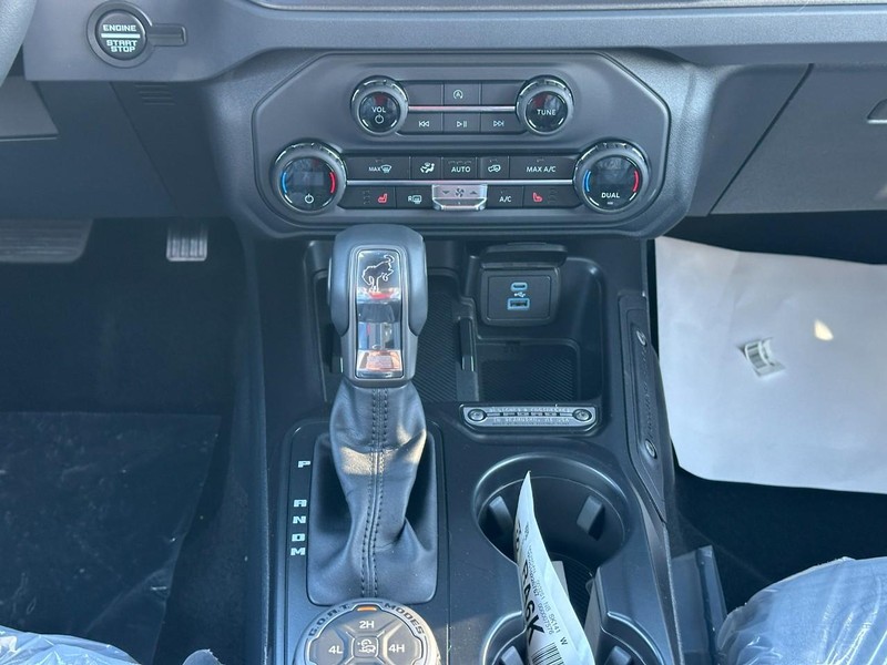 Ford Bronco Vehicle Full-screen Gallery Image 8