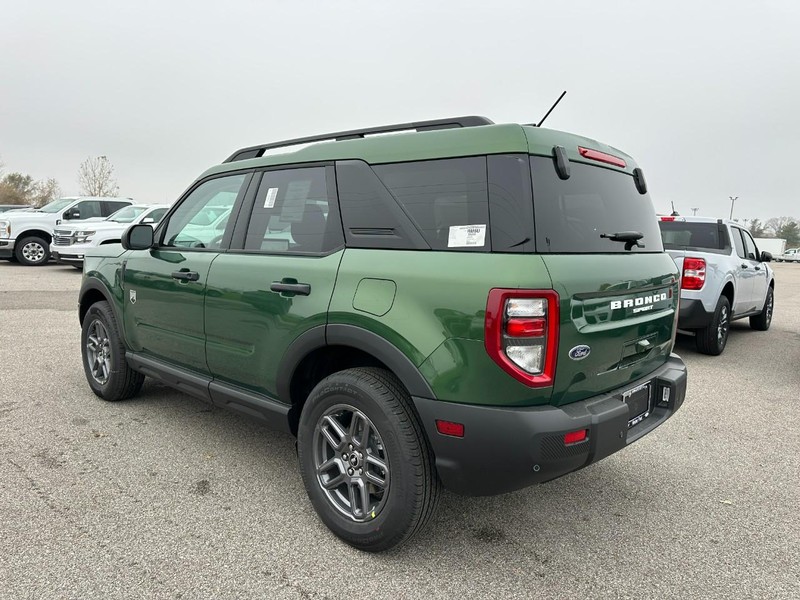 Ford Bronco Sport Vehicle Full-screen Gallery Image 3