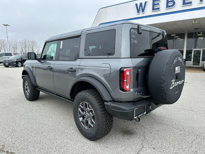 Ford Bronco Vehicle Full-screen Gallery Image 3