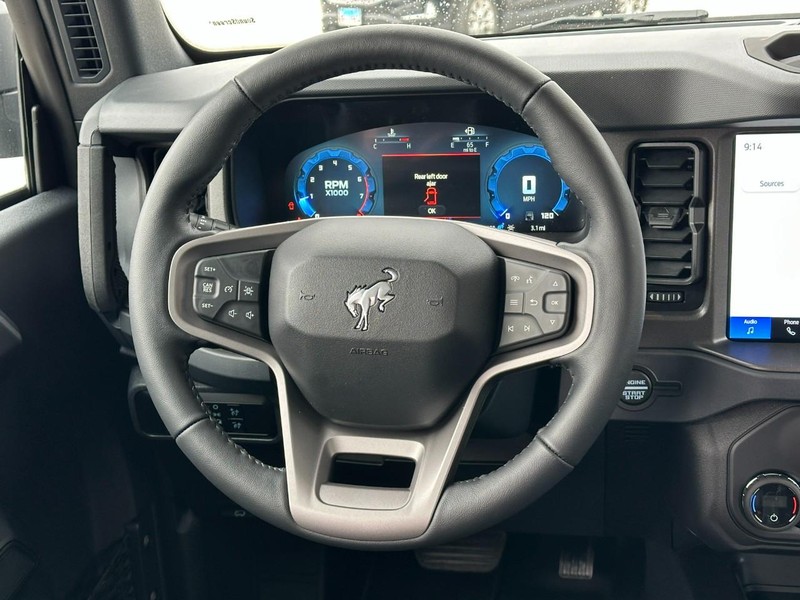 Ford Bronco Vehicle Full-screen Gallery Image 6