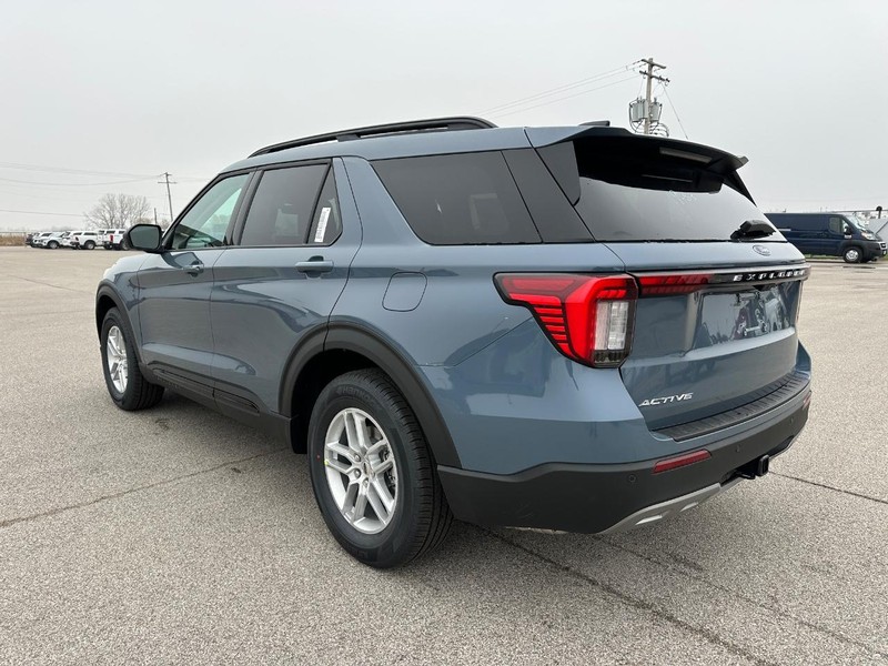 Ford Explorer Vehicle Full-screen Gallery Image 3